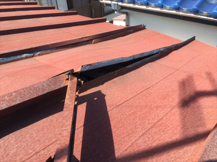 国分寺市恋ヶ窪にてトタン屋根の点検、屋根からの雨漏り発生は防水紙に問題があるからかもしれません